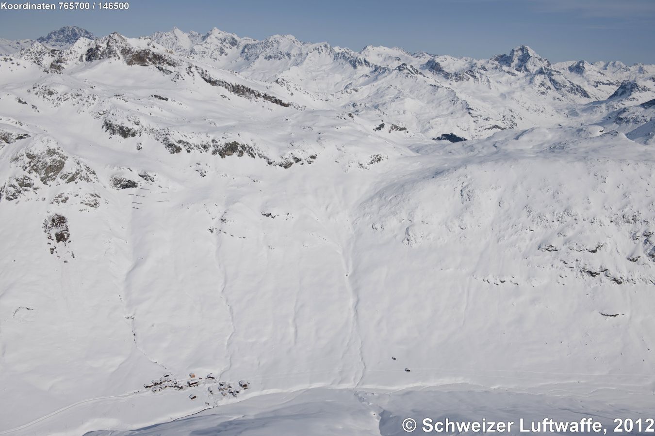 Juf, 2117 m.ü.M. (unten im Bild), zwei Einzelhäuser südlich davon: Alpagada. Wanderweg-Übergang NE-wärts (obere, rechte Bildecke) Stallerberg - Bivio.